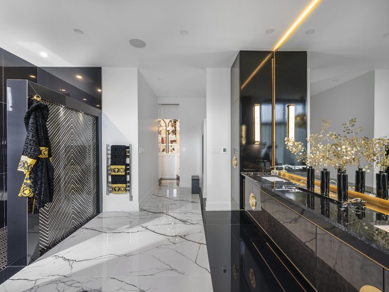 Monochrome modern ensuite