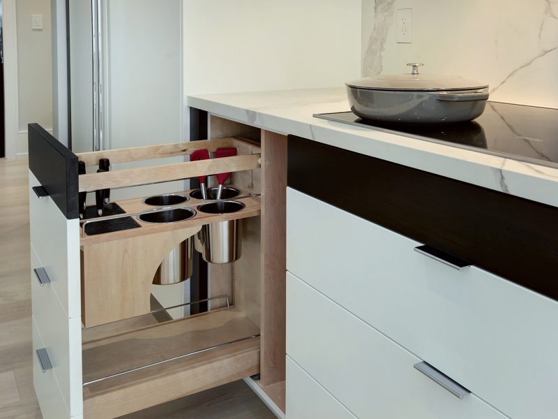 Cooking utensil storage in drawer