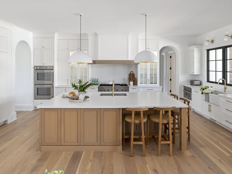Kitchen with corner island seating