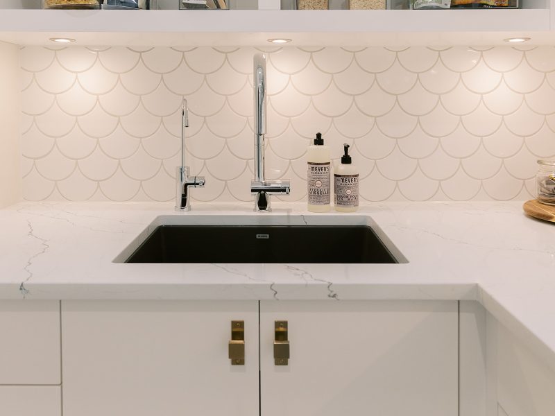 Scalloped white backsplash